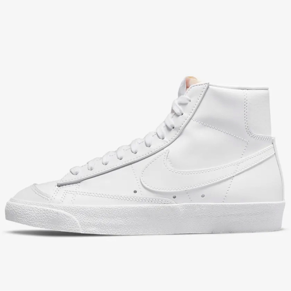 New Nike Blazer Mid '77
Women's Shoes 👟